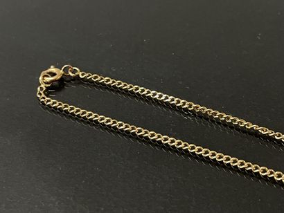 Chaine en or maille gourmette. 

L. :58 cm....