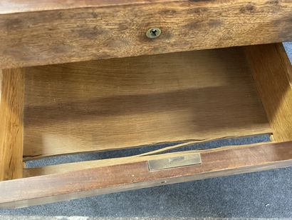 Grand bureau plat en placage de noyer, pieds...