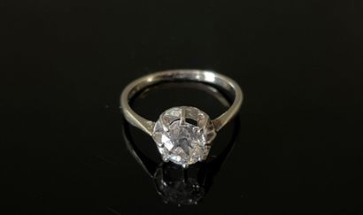Solitaire en or gris, serti d'une diamant...