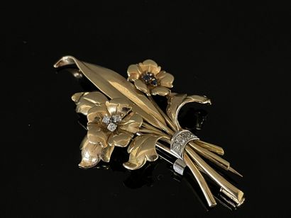 Broche en or figurant un bouquet de fleurs,...