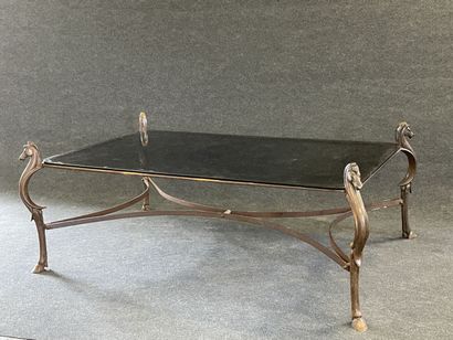 Grande table basse en métal patiné à décor...