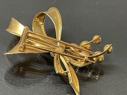 Broche en or 750°/00. sertie de petits diamants.

Poids:...