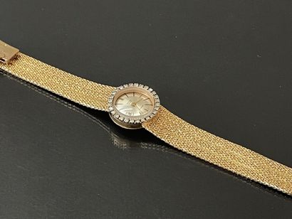 Lady's watch in gold, round dial, surrounded...