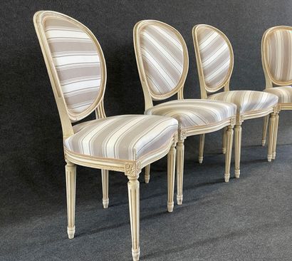 Suite de quatre chaises médaillon laqué bien...