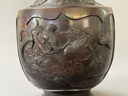 Grand vase en bronze patiné japonais.

H:...