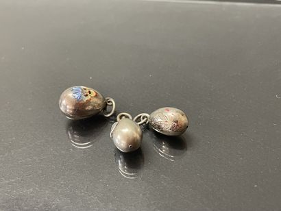 Trois petits pendentifs oeufs en argent XIX°

-...
