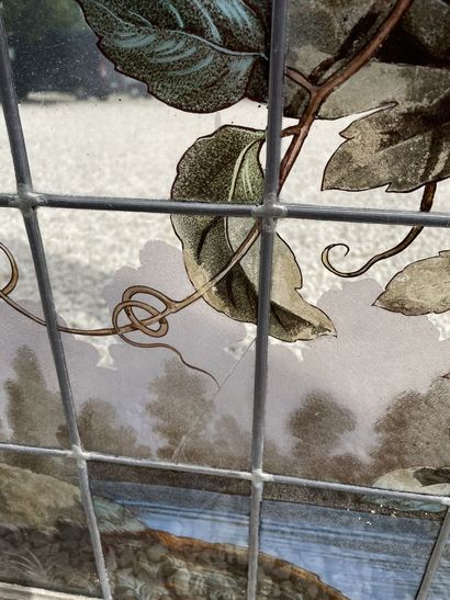 Deux panneaux de vitraux à décor de fleurs...