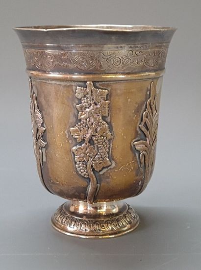 Silver tulip tumbler, decorated with alternating...