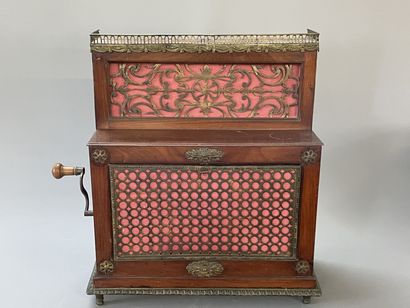 
Petit piano mécanique à rouleau en bois...