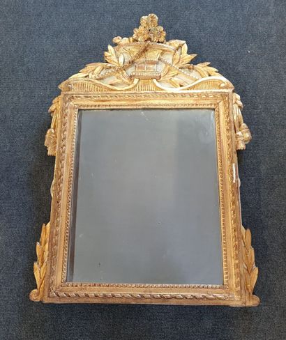 Miroir à fronton en bois et stuc doré.

Elements...