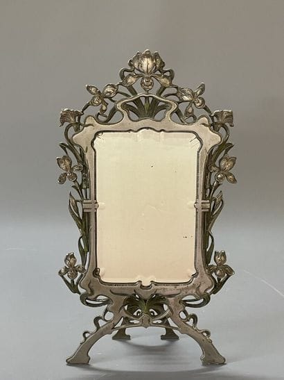 Miroir de table en métal argenté Art Nouveau.

48...