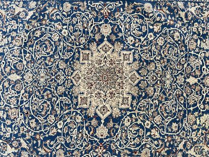 IRAN Naïn, tapis laine et soie fond bleu

240...