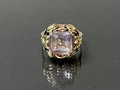 Bague dome en or ajouré 585°/00, sertie d'une...
