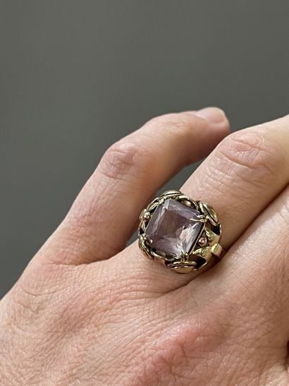 Bague dome en or ajouré 585°/00, sertie d'une...