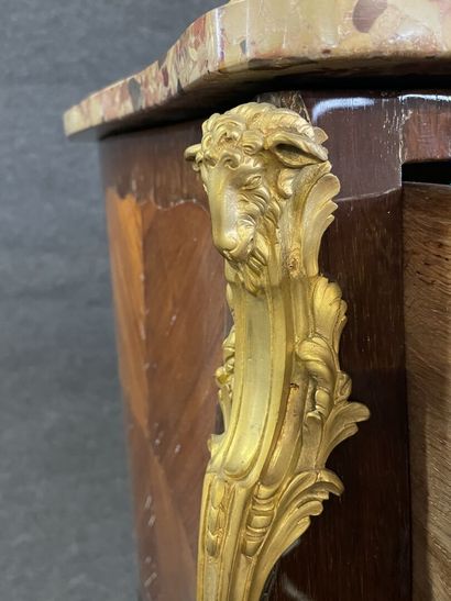 Commode sauteuse marquetée, soulignée de...
