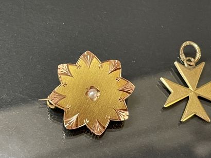 Petite broche ronde, pendentif souvenir et...