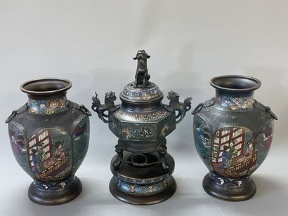 JAPON vers 1900:

Garniture de cheminée comprenant...