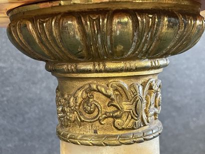 Colonne support en marbre et bronze doré.

Vers...