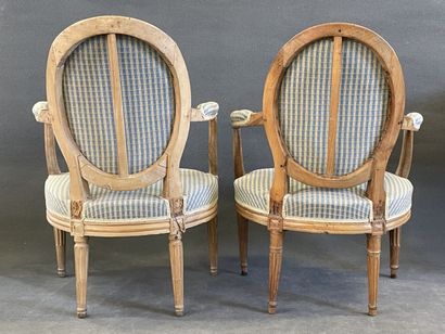 Paire de fauteuils cabriolets en bois sculpté...
