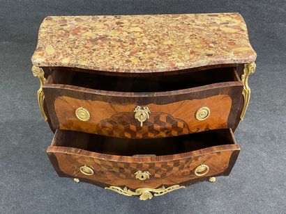 Commode sauteuse marquetée, soulignée de...