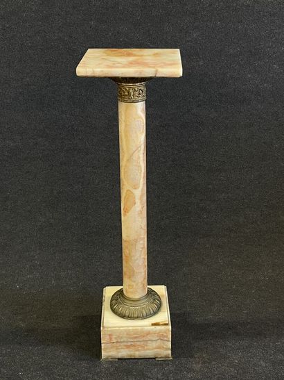 Colonne support en marbre et bronze doré.

Vers...