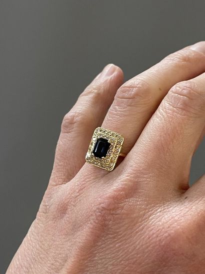 Bague de dame en or 750°/00, ornée d'un saphir...