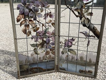 Deux panneaux de vitraux à décor de fleurs...