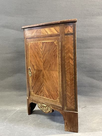 Encoignure en frisage.

Style Louis XVI,...