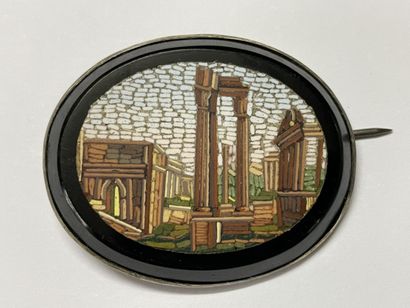 Deux broches ovales en micromosaique. 

Vue...