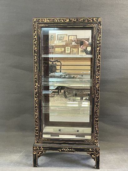Vitrine asiatique en bois laqué, décor doré,...