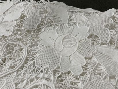 Tablecloth embroidered with the needle in...