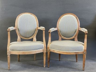 Paire de fauteuils cabriolets en bois sculpté...