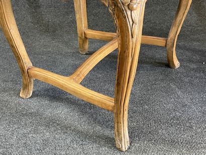 Suite de quatre chaises en bois mouluré.

Epoque...