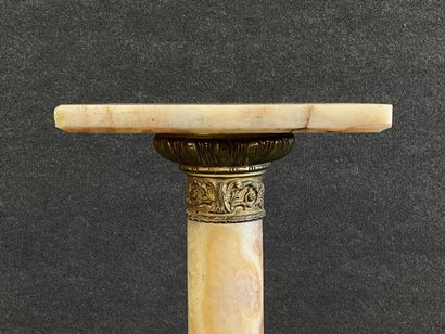 Colonne support en marbre et bronze doré.

Vers...