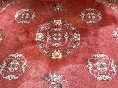 Grand tapis en laine rouge.

Chine XX°. 

290...