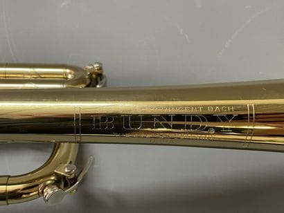 Trompette en métal doréà trois pistons de...