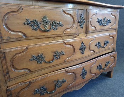 Commode parisienne en noyer mouluré.

XVIII°...