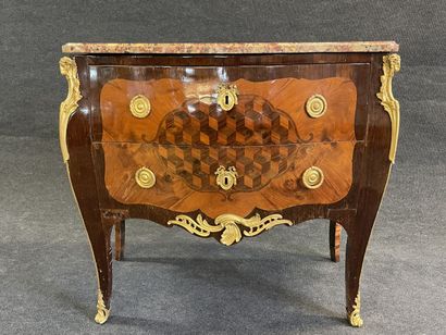Commode sauteuse marquetée, soulignée de...