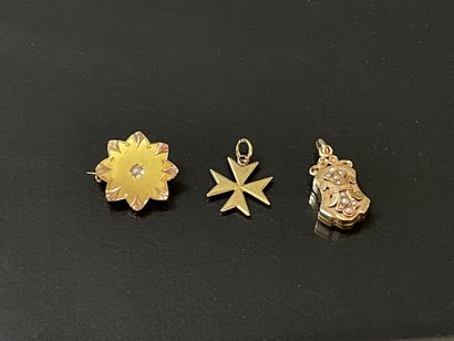 Petite broche ronde, pendentif souvenir et...