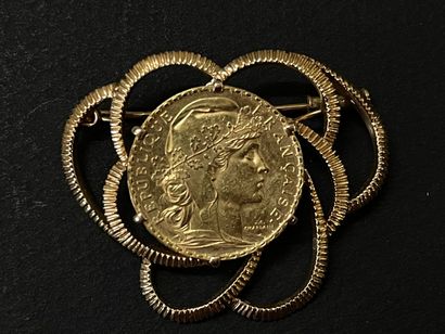 Broche en or sertie d'une pièce de 20 francs...