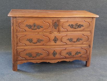 Commode parisienne en noyer mouluré.

XVIII°...