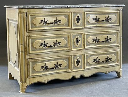 Commode arbalète en bois mouluré.

XVIIIème.

Laquée...