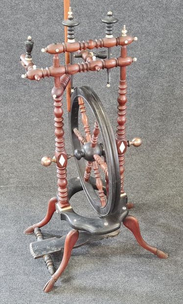 Rouet de salon en acajou, bois teinté et...
