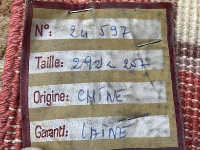 Grand tapis en laine rouge.

Chine XX°. 

290...