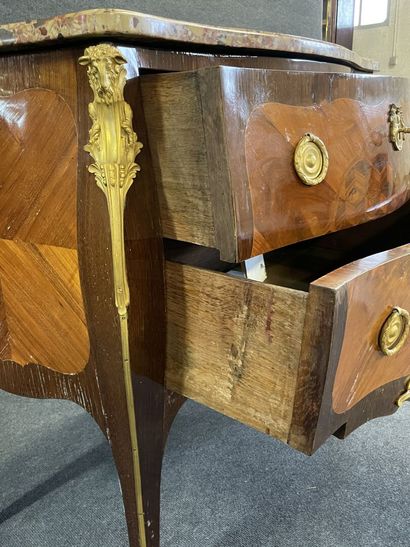 Commode sauteuse marquetée, soulignée de...