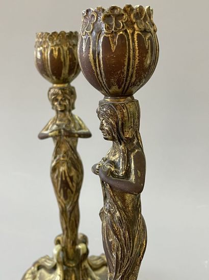 Paire de flambeaux en bronze doré figurant...