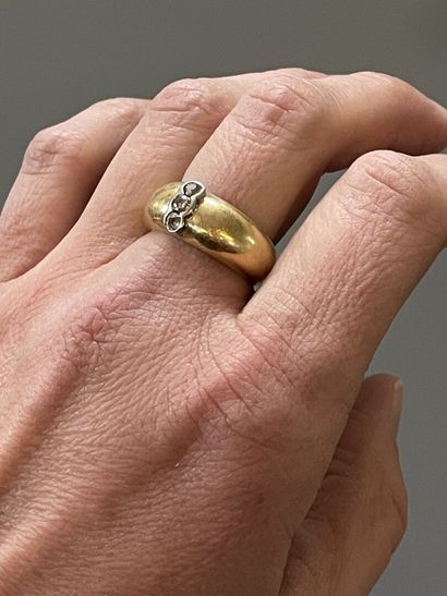 Bague jonc en or sertie de trois diamants.

750°/00.

TDD...
