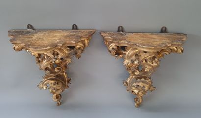 Paire de consoles en bois et stuc doré à...