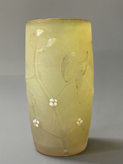 DAUM. 

Petit vase en verre givré, décor...