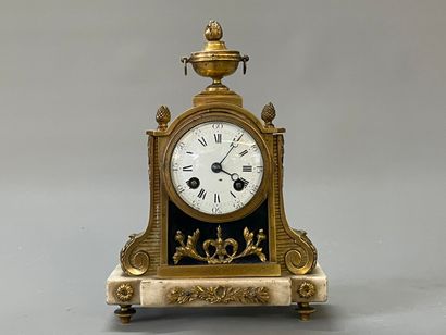 Pendule en bronze doré, base en marbre blanc...